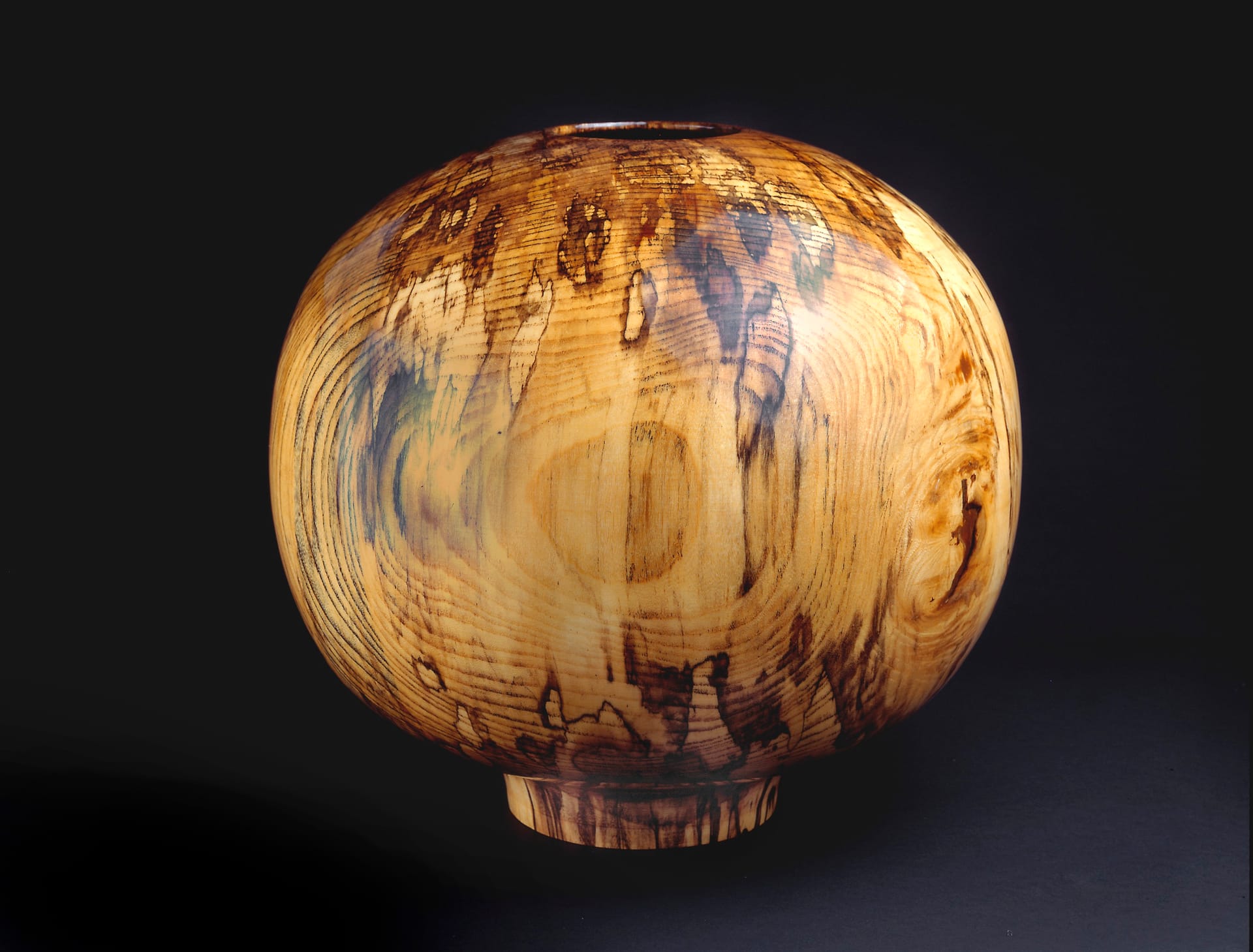 Turning Wood into Art: Edward Moulthrop's Revolutionary Bowl Craftsmanship